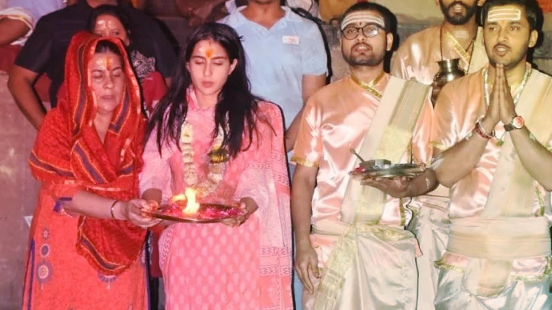 Sara Ali Khan in Kashi Vishwanath Temple Varanasi, Ganaga Aarti